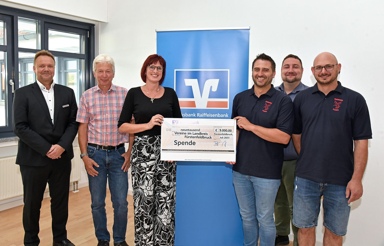 Gruppe von Personen mit einer Prämie in den Händen.