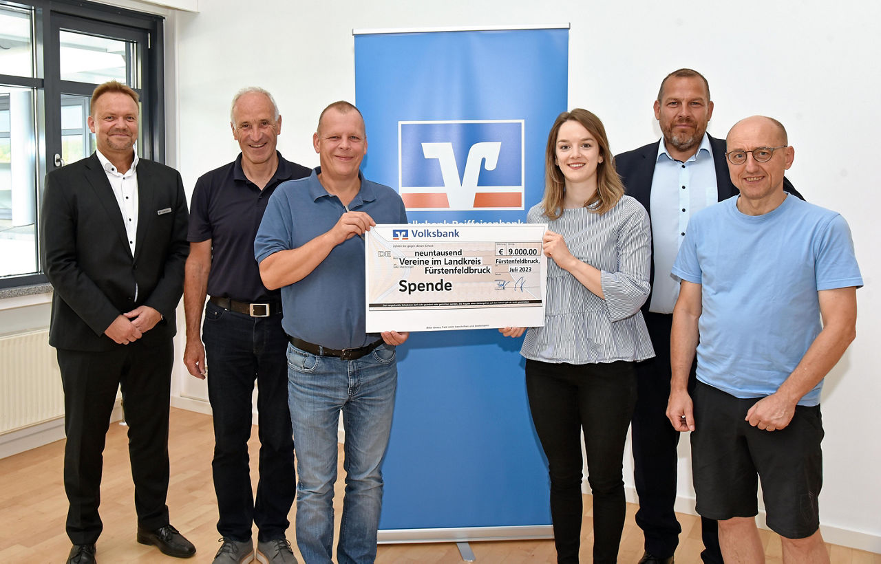 Gruppe von Personen mit einer Prämie in den Händen.