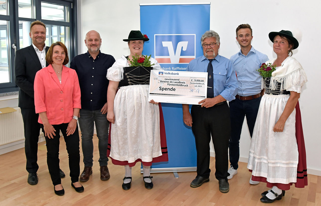 Gruppe von Personen mit einer Prämie in den Händen.