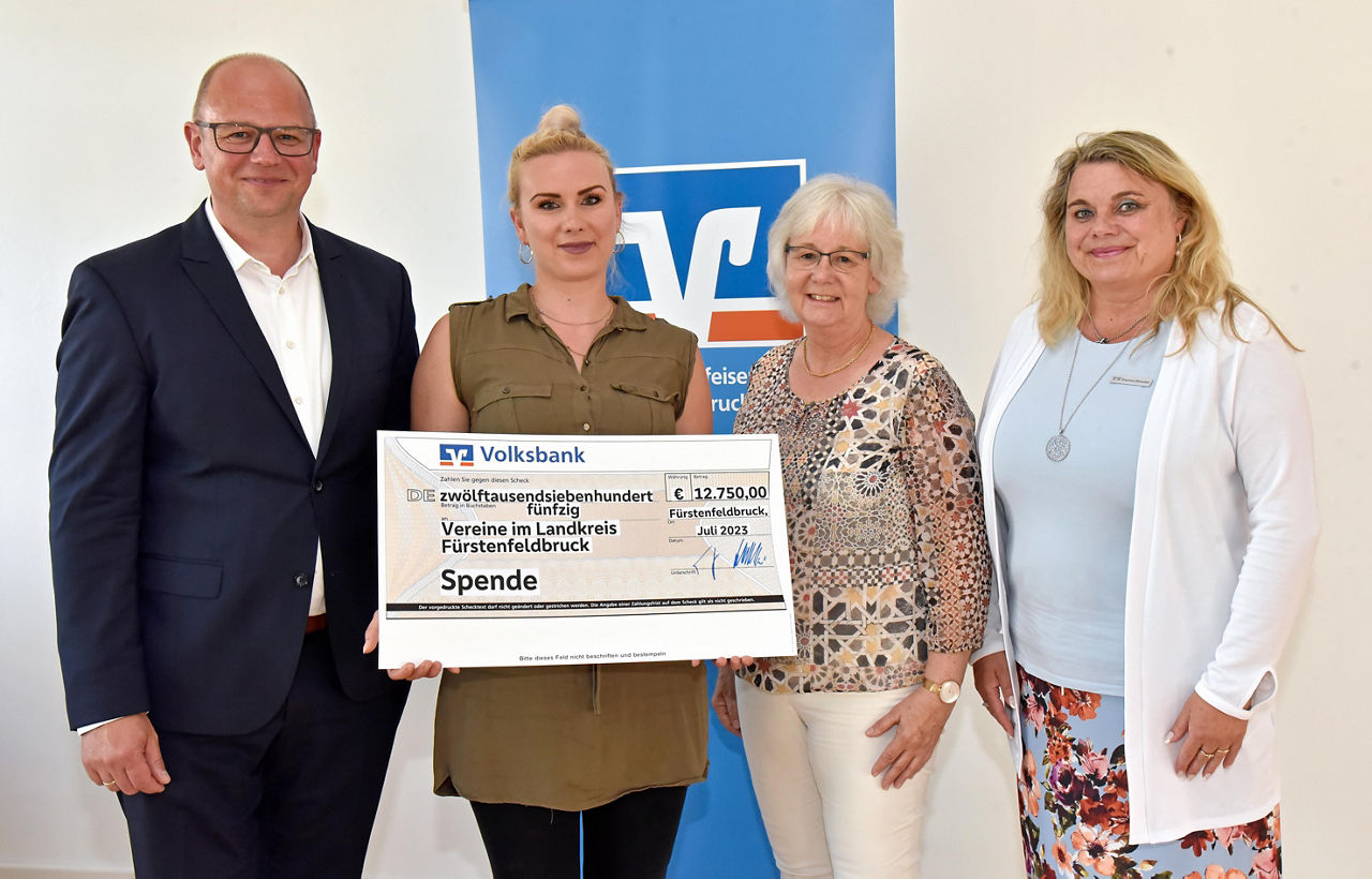 Gruppe von Personen mit einer Prämie in den Händen.