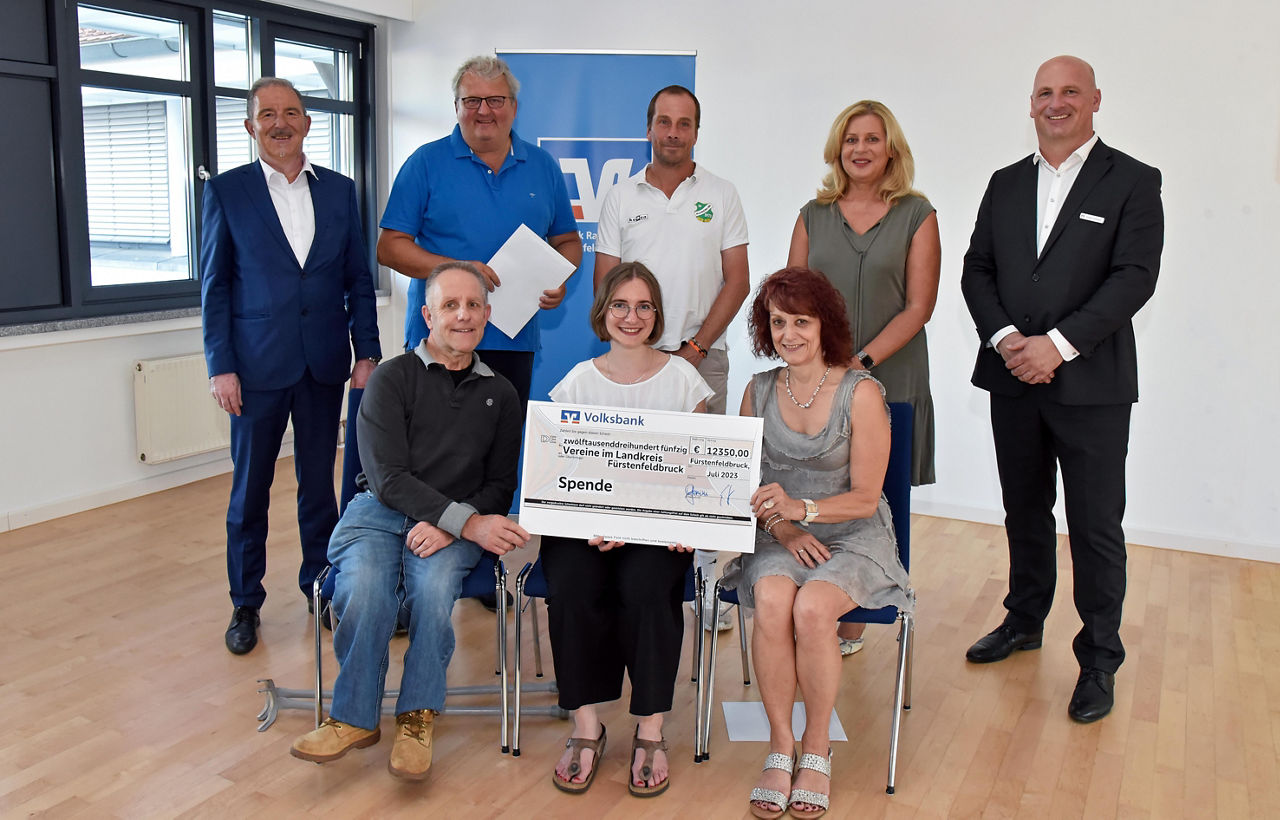 Gruppe von Personen mit einer Prämie in den Händen.
