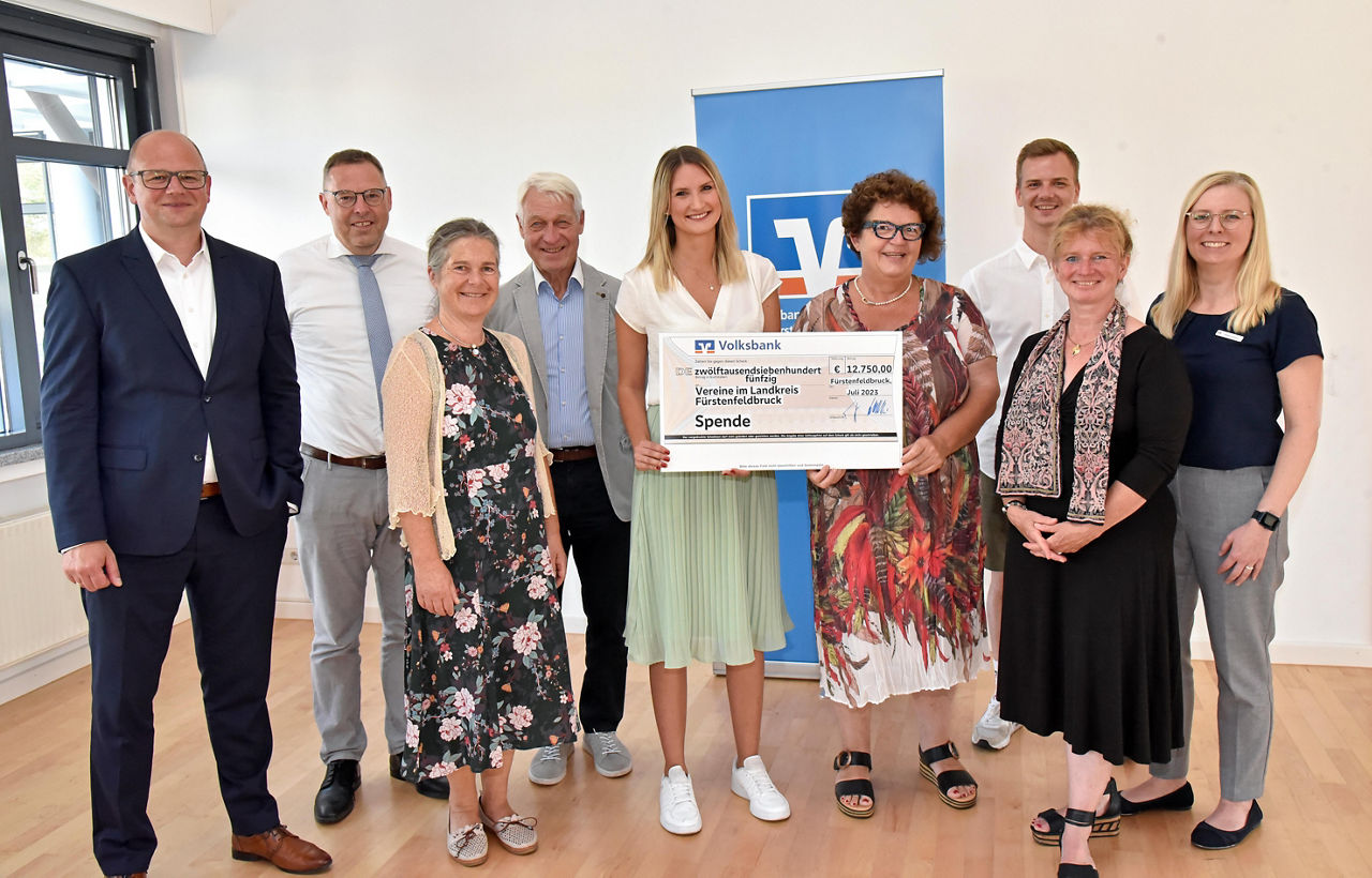 Gruppe von Personen mit einer Prämie in den Händen.