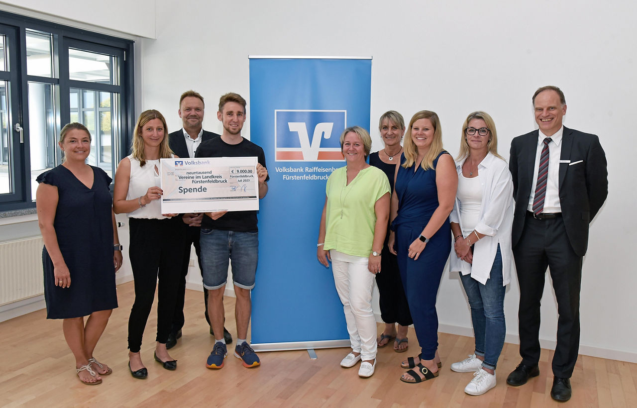 Gruppe von Personen mit einer Prämie in den Händen.