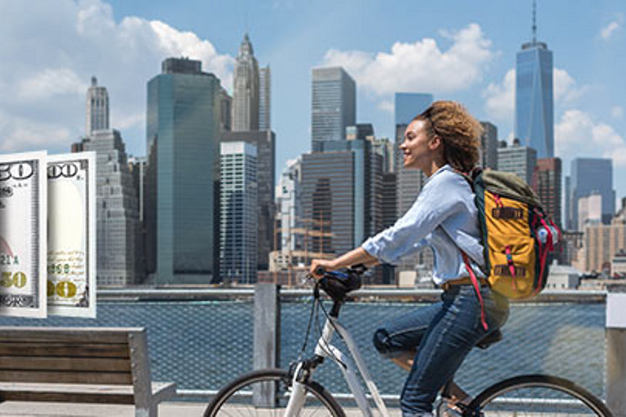 Frau fährt Fahrrad in New York City