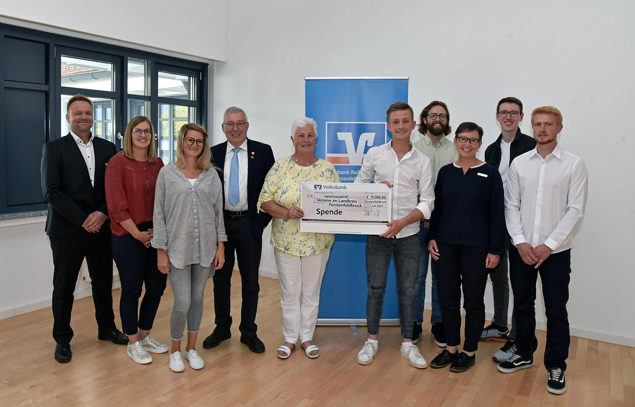 Gruppe von Personen mit einer Prämie in den Händen.