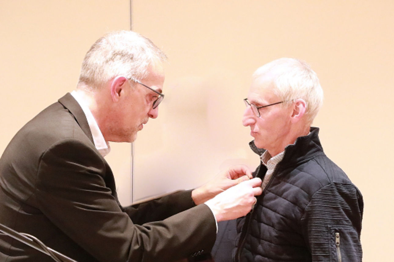  2024 01 23 Verabschiedung Aufsichtsräte_Website_Folgeseite unten_Goldene Ehrennadel Hölman-600x400.jpg