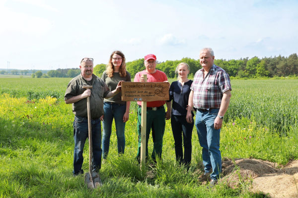 Auftakt für die neue Anlage der Blühstreifen - (v. l.) Rainer Knoll, Sophia Perk, Ludwig Rosenboom, Kim Karotki, Andreas Kohn