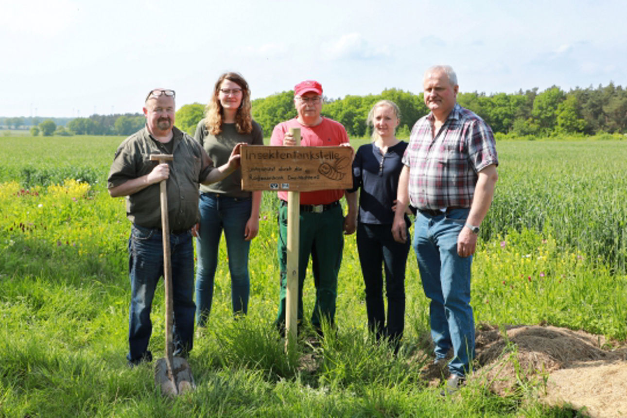 Auftakt für die neue Anlage der Blühstreifen - (v. l.) Rainer Knoll, Sophia Perk, Ludwig Rosenboom, Kim Karotki, Andreas Kohn