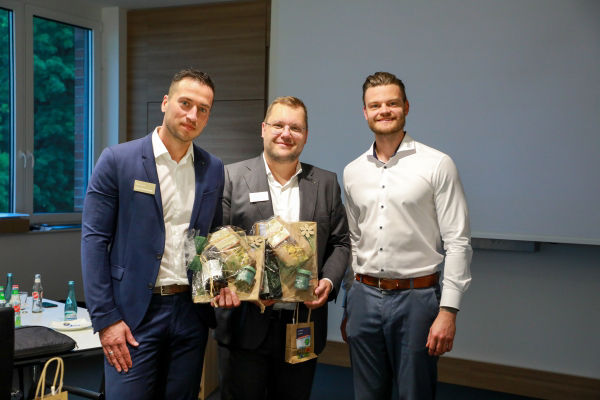 Unsere Referenten der DZ Privatbank – Oliver Kordt und Dennis Kanschat erhielten von Hauke Jansen ein Präsent als Dankeschön.
