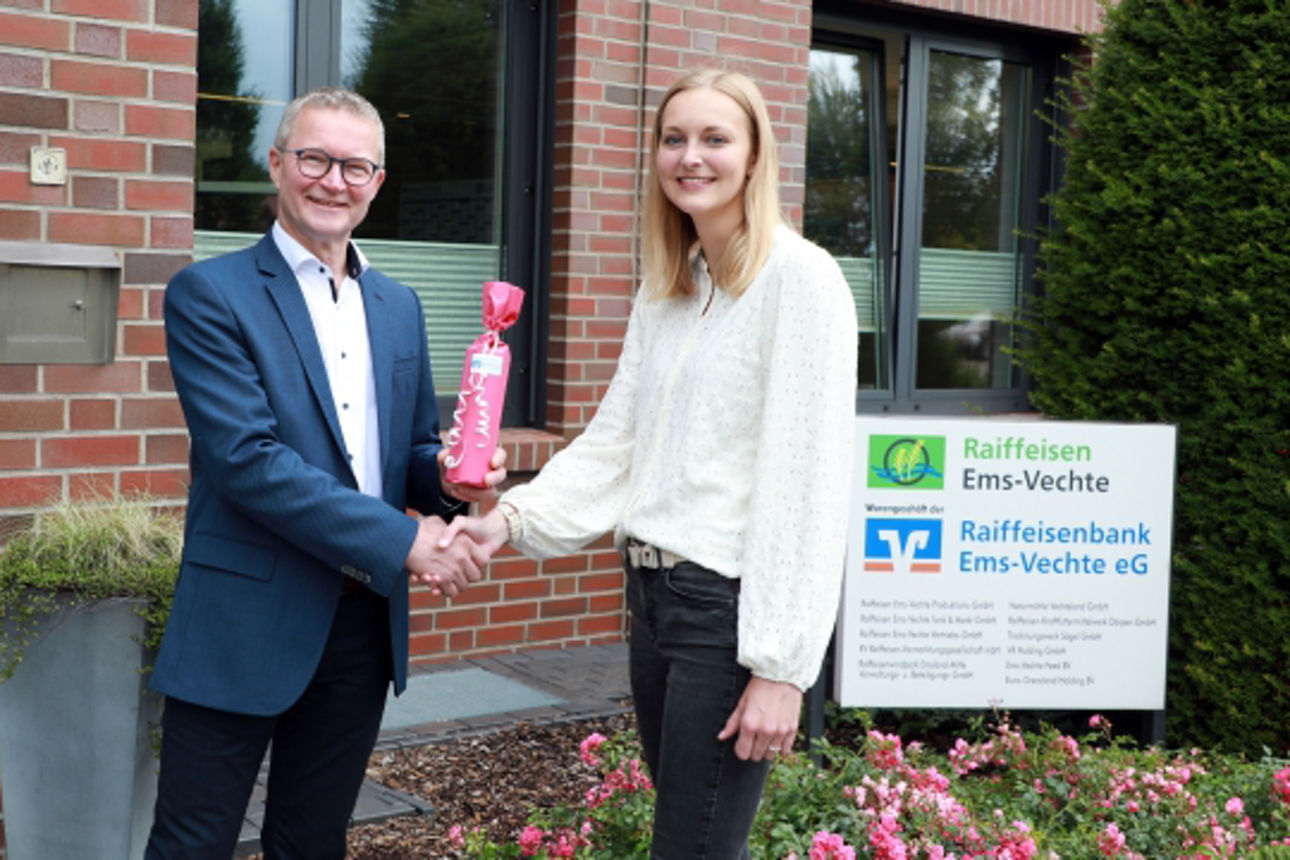 2024 07 10 Bankfachwirt und Bankbetriebswirt bestanden_Sina und Carolin_Website_Folgeseite unten_Carolin-600x400