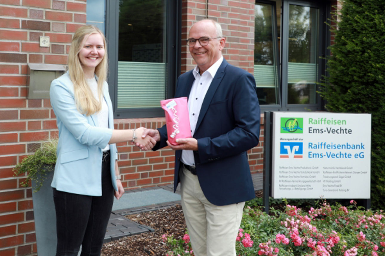 2024 07 10 Bankfachwirt und Bankbetriebswirt bestanden_Sina und Carolin_Website_Folgeseite unten_Sina-600x400