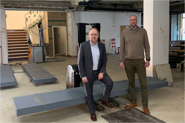 Vorstandsmitglied Siegfried Braun (links) und Thomas Spölgen, Leiter der Geschäftsstelle Eschweiler, in der Baustelle an der 