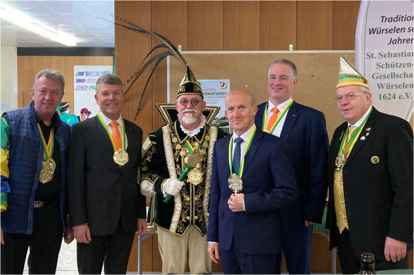 Stadtprinz Detlef 1. überreichte den Herren Prof. Dr. Axel Thomas (Aufsichtsratsvorsitzender der VR-Bank eG), Christof Klein 