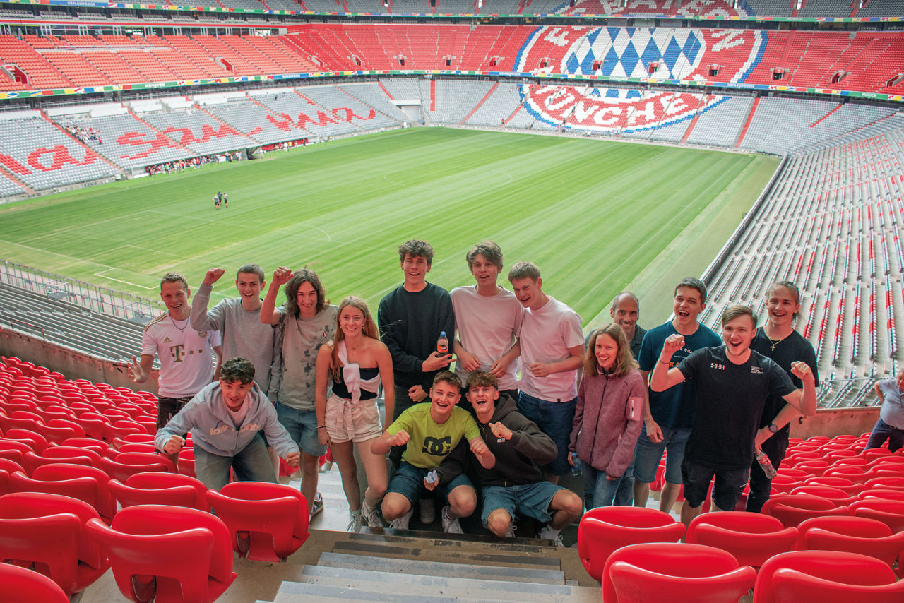 Die Gewinner des VR-Börsenspiels stehen in der Allianz Arena München