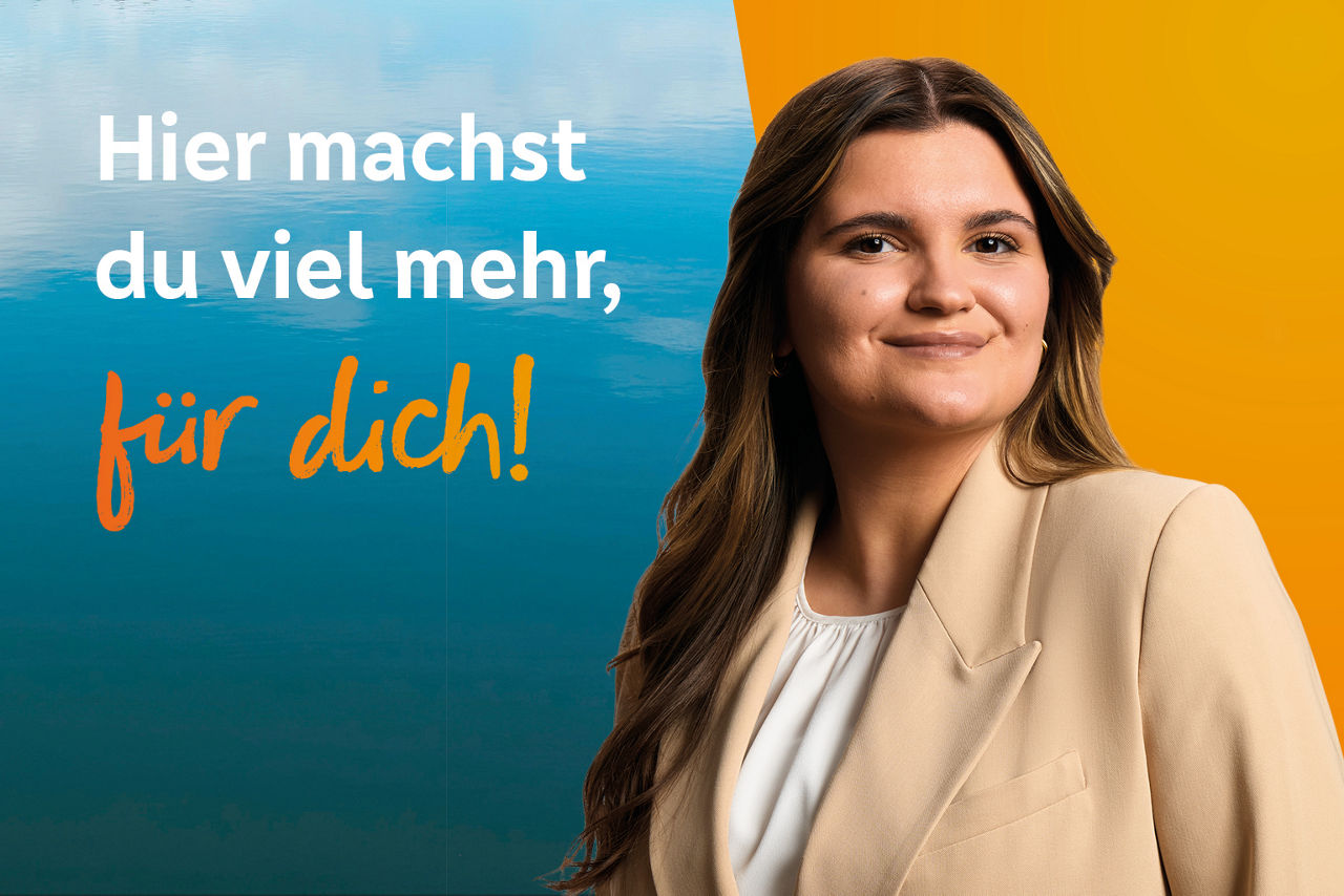 Junge Kollegin steht vor orangener Wand
