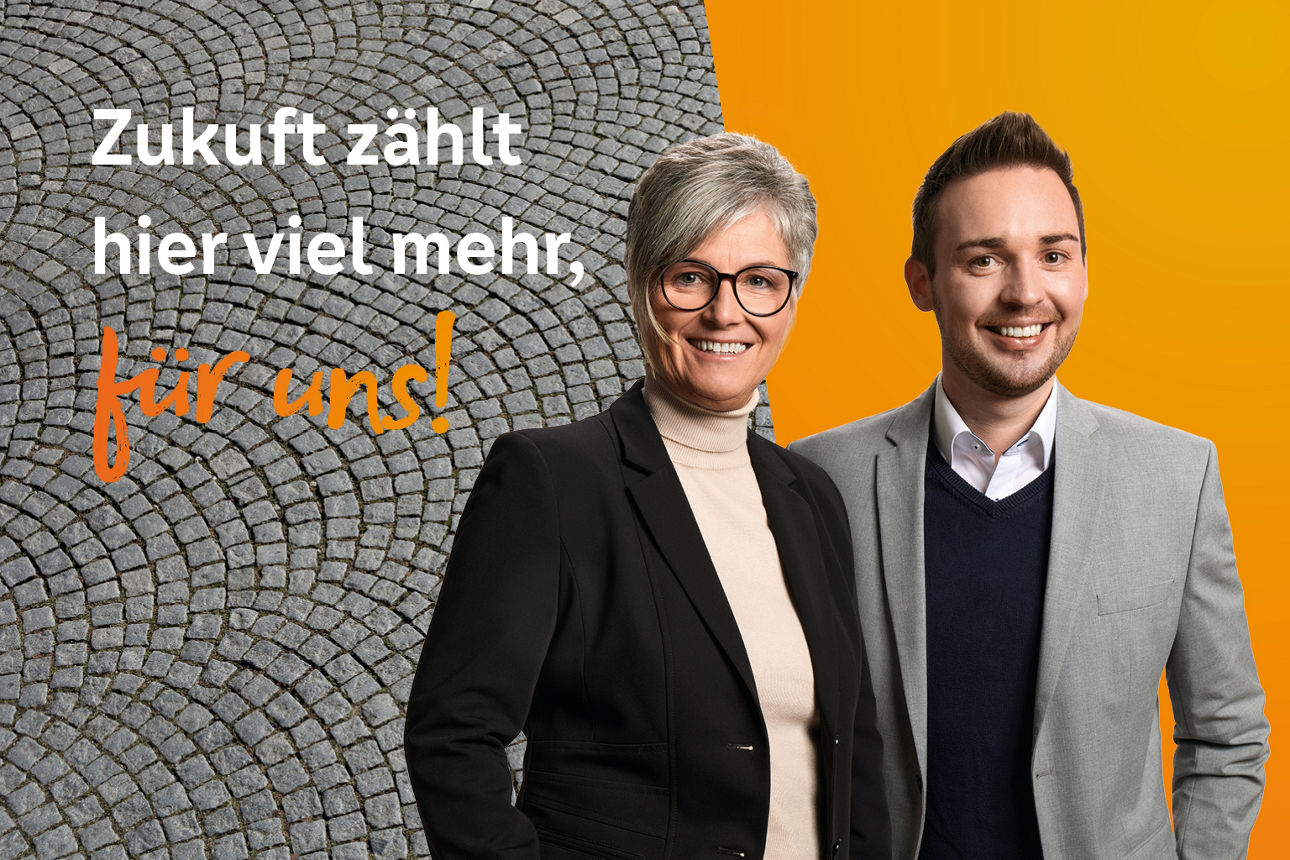 Zwei Kollegen stehen nebeneinander