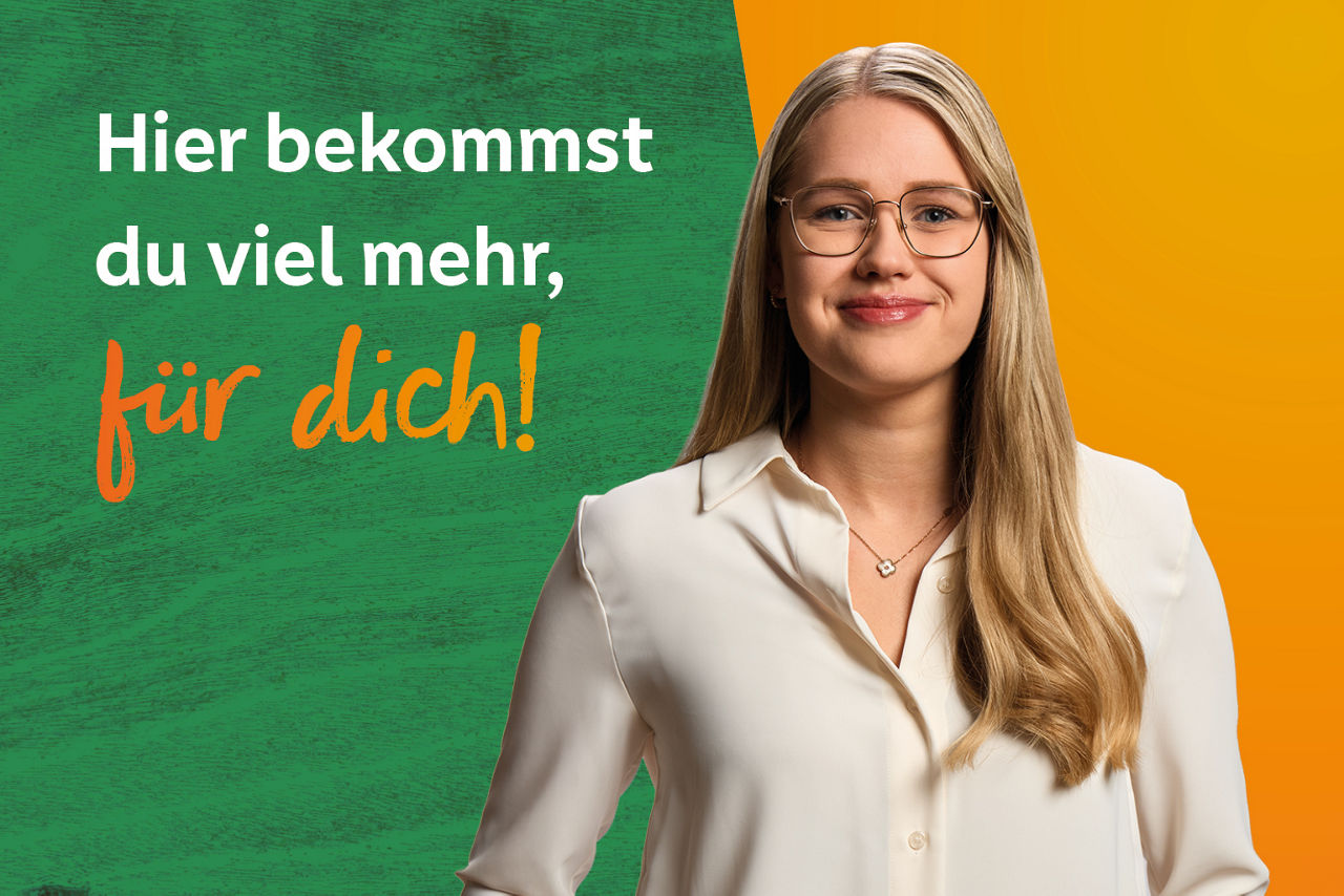 Duale Studentin steht vor orangem/grünen Hintergrund