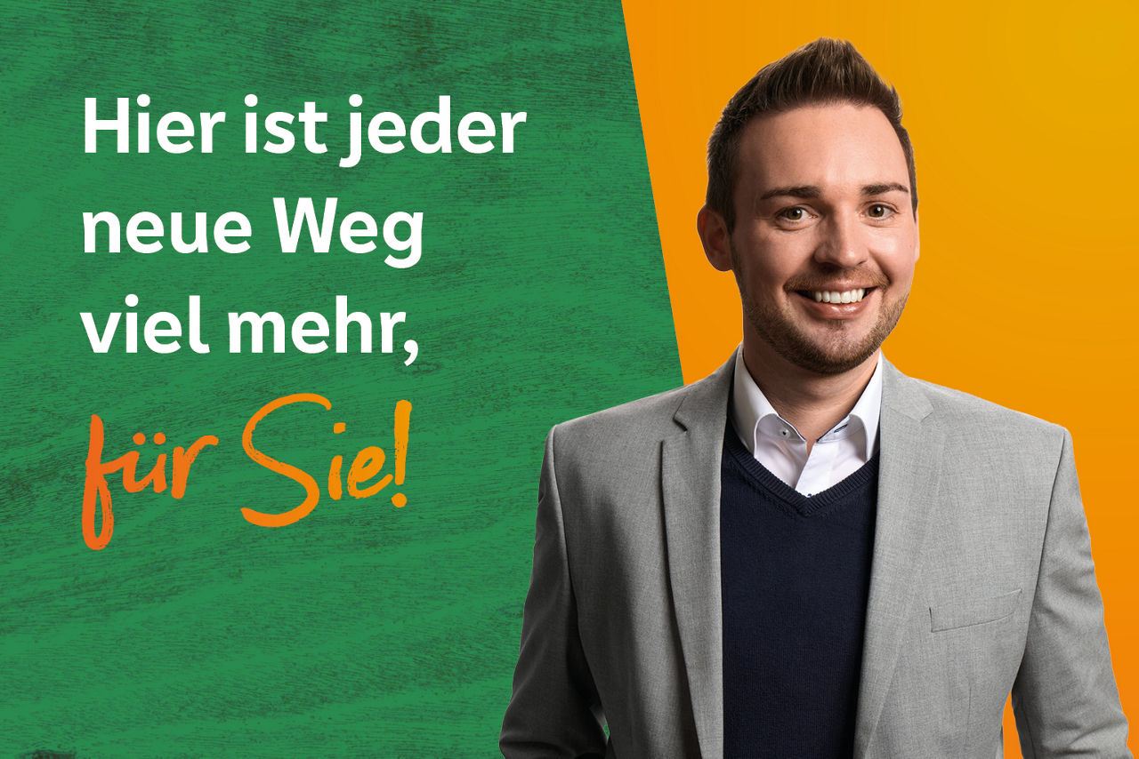 Junger lächelnder Kollege, vor organe/grünem Hintergrund