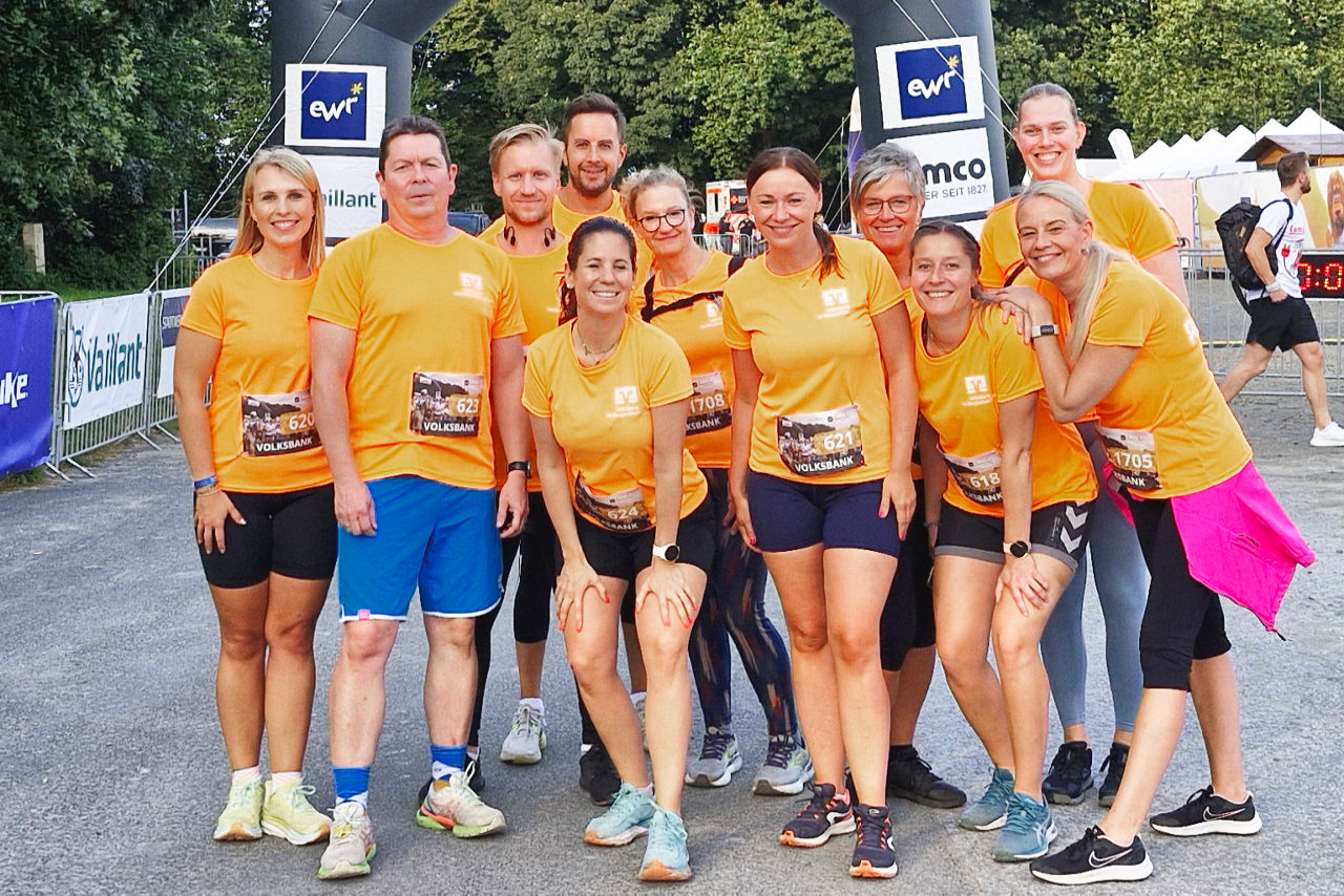 Firmenlaufteam in orangenen Laufshirts