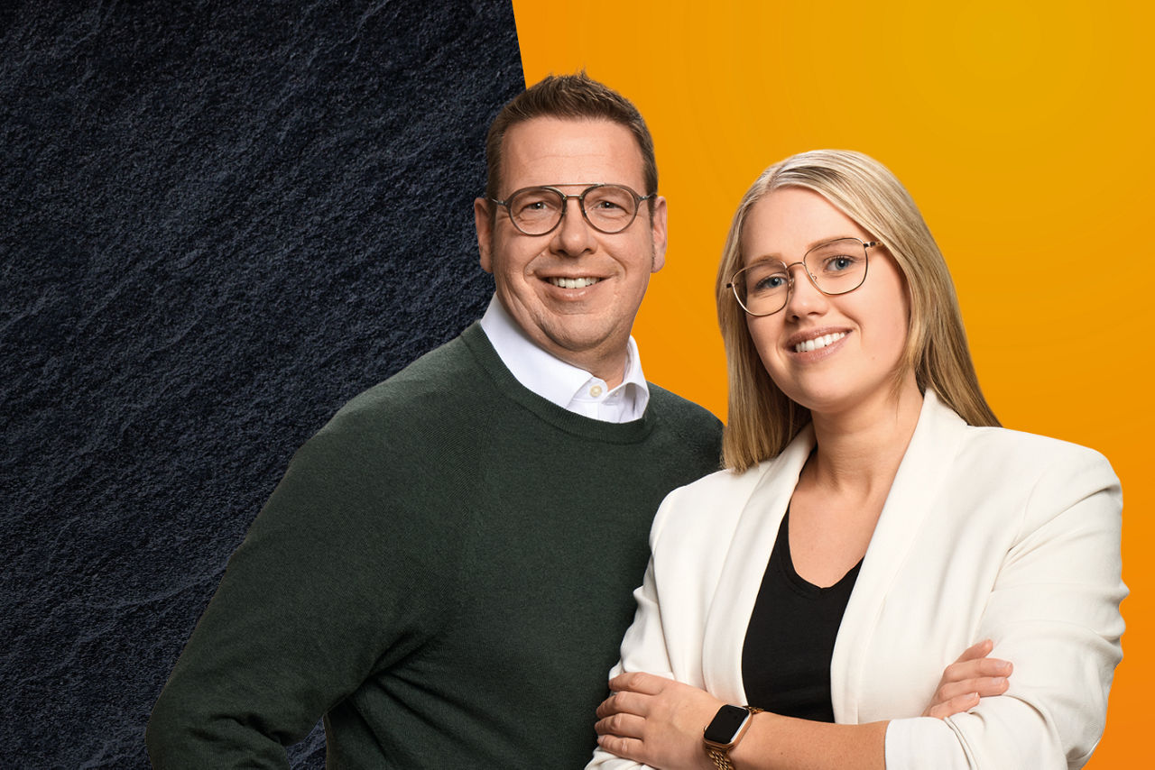 Kollegen stehen neben einander vor schwarz und orangenem Hintergrund