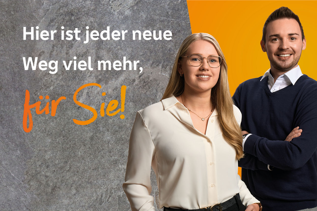 Zwei Kollegen stehen vor grau/orangenem Hintergrund