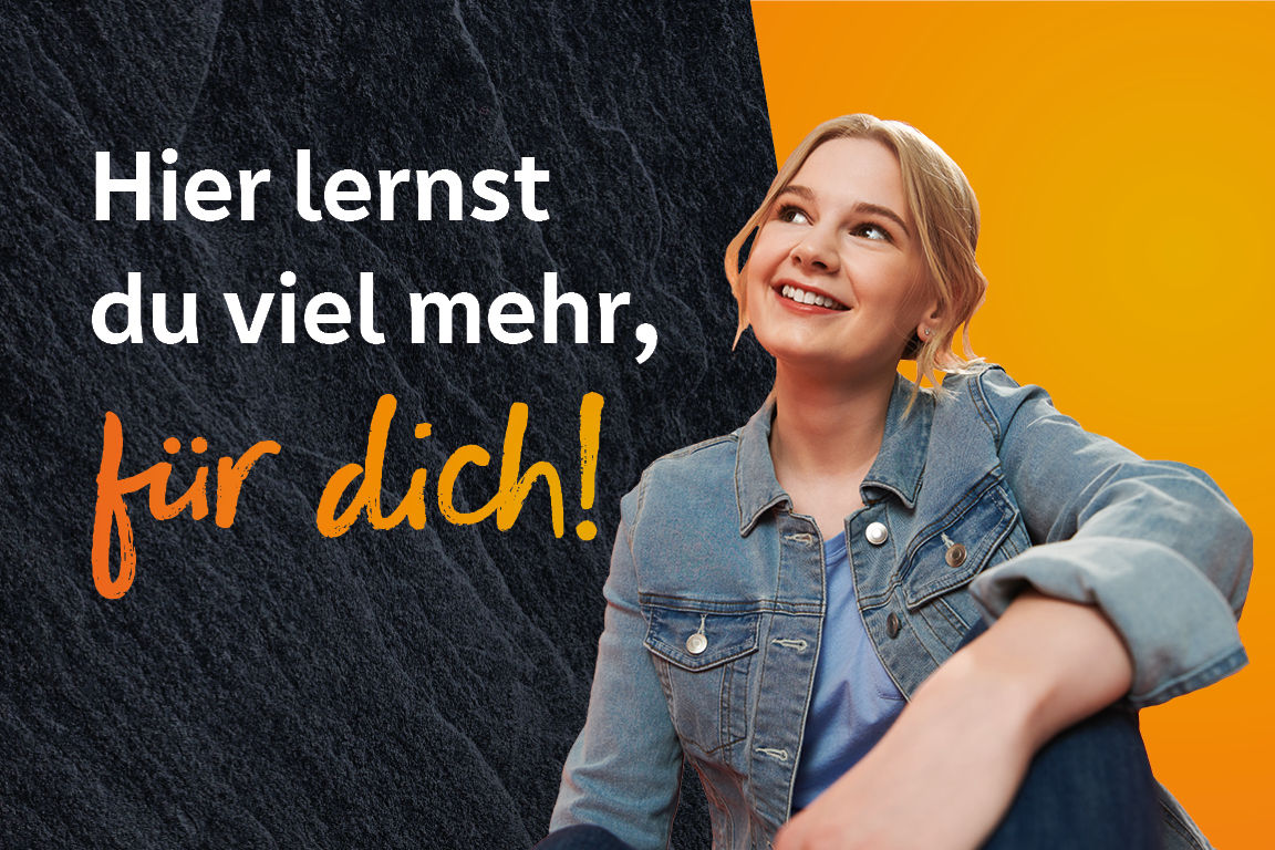 Hockende Schülerin, die Jeansjacke trägt