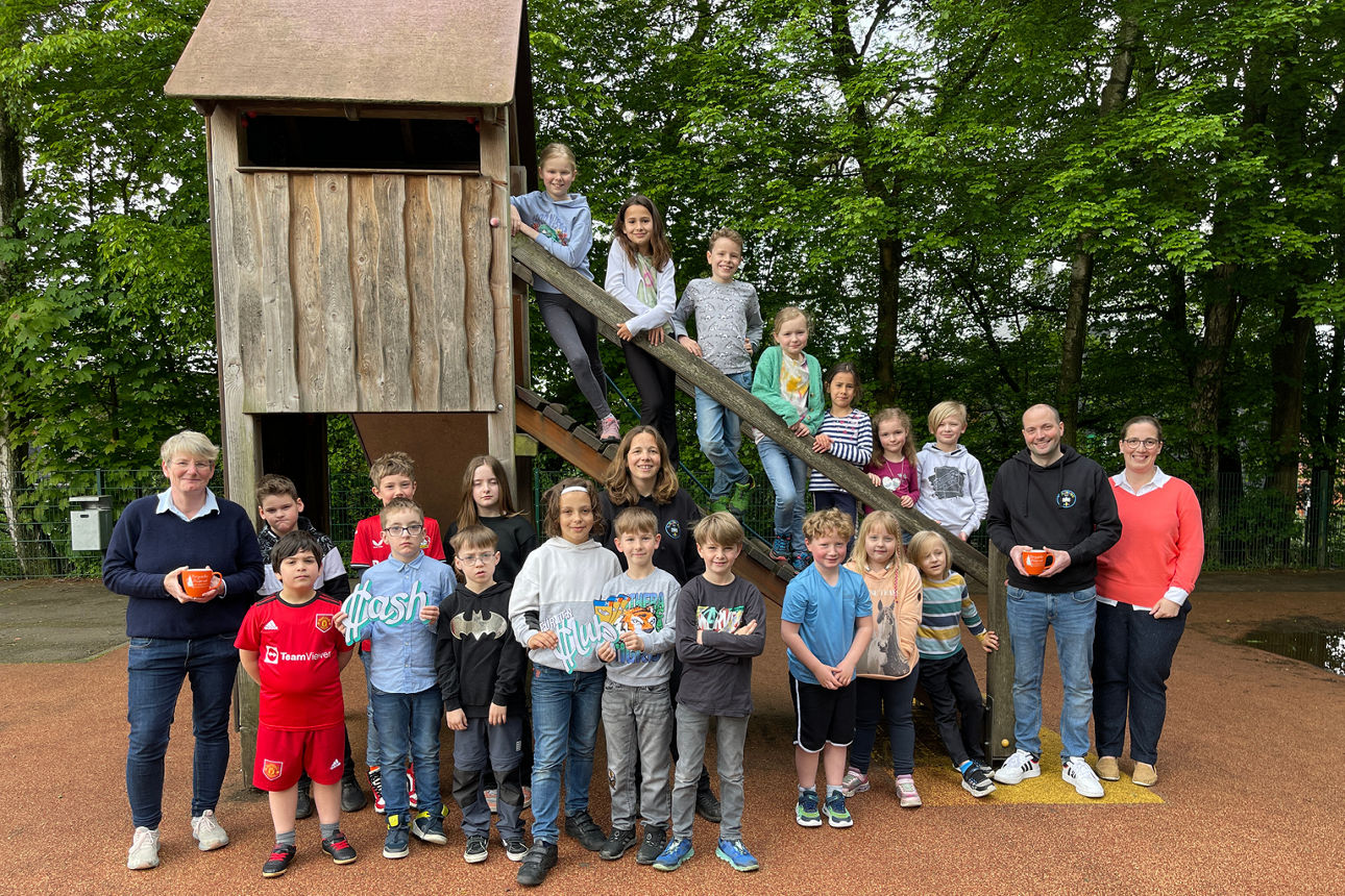 Kitakinder stehen vor Spielturm