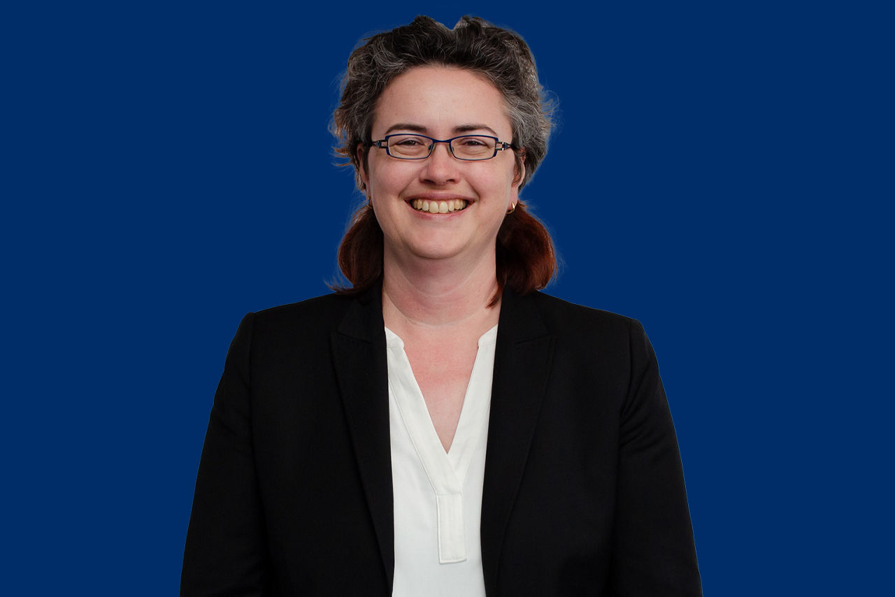 Ansprechpartnerin Personalentwicklung vor dunkelblauem Hintergrund