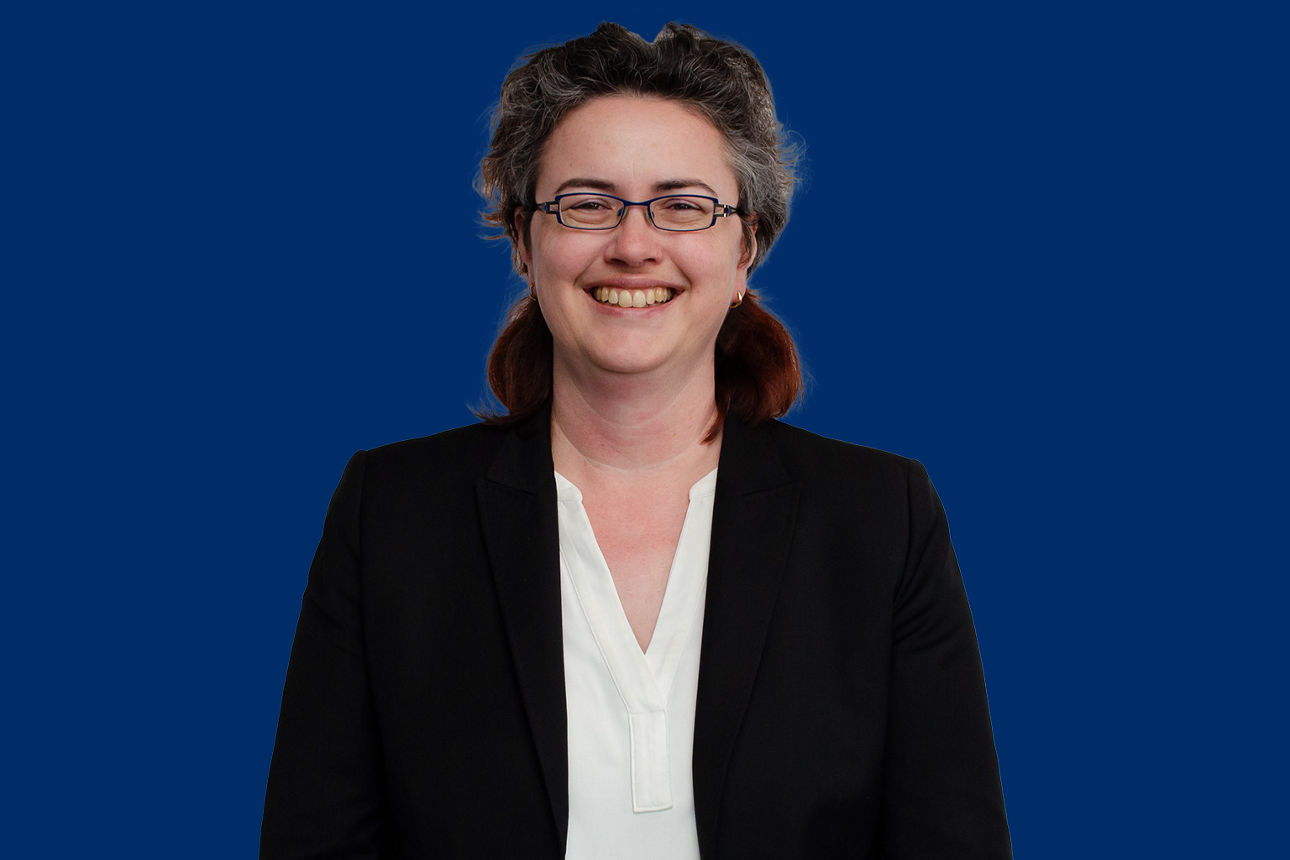 Ansprechpartnerin Personalentwicklung vor dunkelblauem Hintergrund