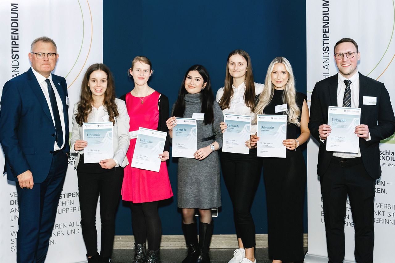 Studenten mit Urkunde 