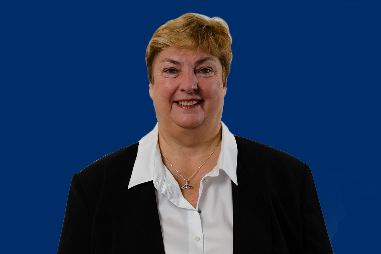 Crowdfundingexpertin Britta Gawens vor dunkelblauem Hintergrund