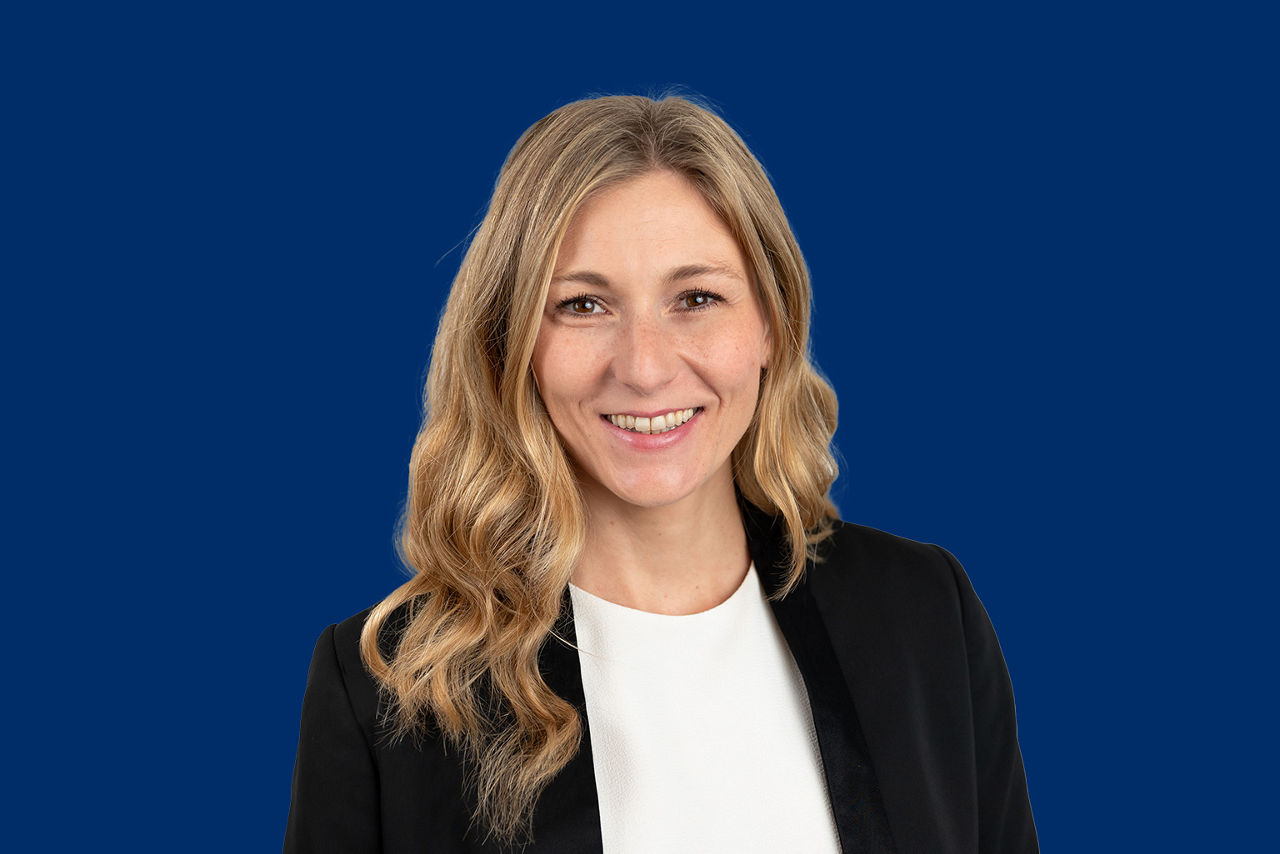 Crowdfundingexpertin Jana Morawetz vor dunkelblauem Hintergrund