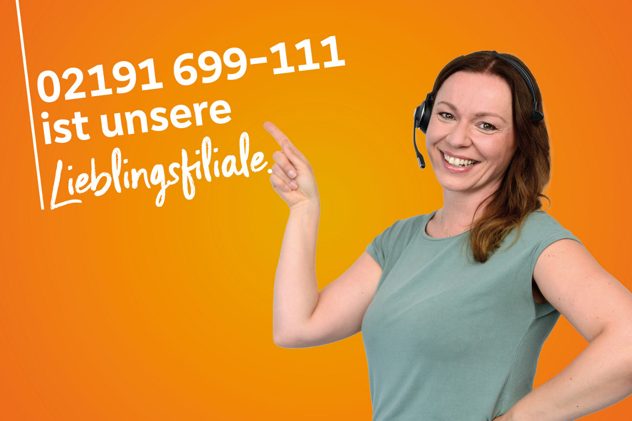 Kollegin mit Headset zeigt auf KSC Telefonnummer