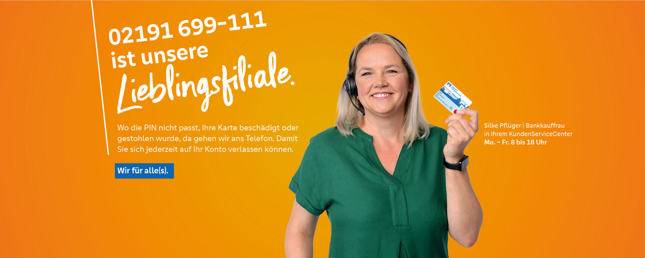 Kollegin mit Karte und Headset steht vor orangenem Hintergrund