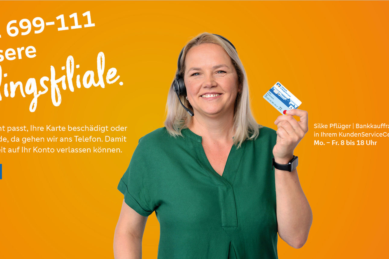 Kollegin mit Karte und Headset steht vor orangenem Hintergrund