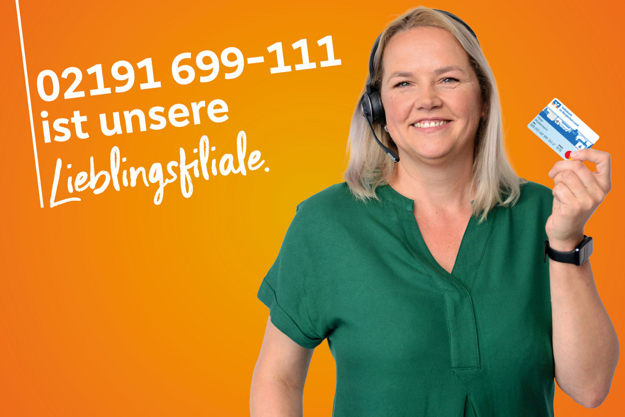 Kollegin im grünem T-Shirt mit Karte steht vor orangenem Hintergrund