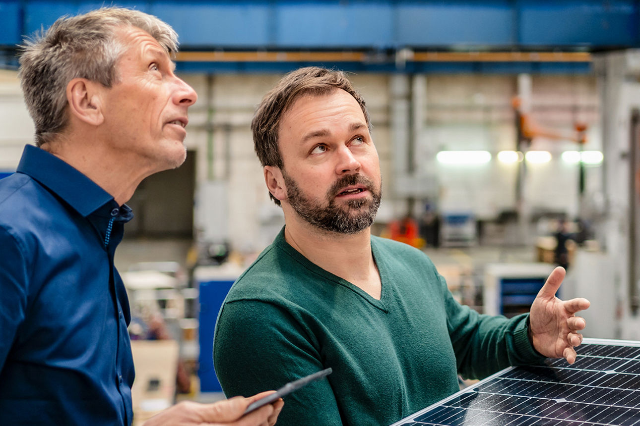 Zwei Menschen in Werkstatt