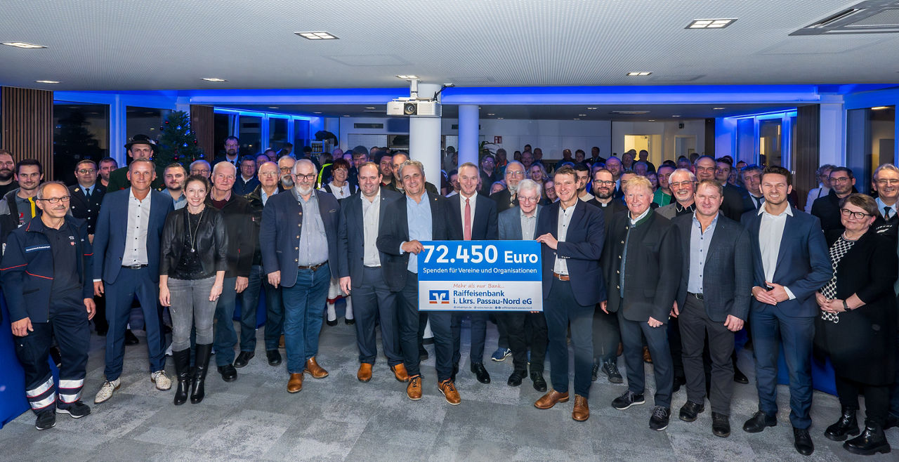 Ein Gruppenfoto mit dem Scheck über 72.450 Euro. 