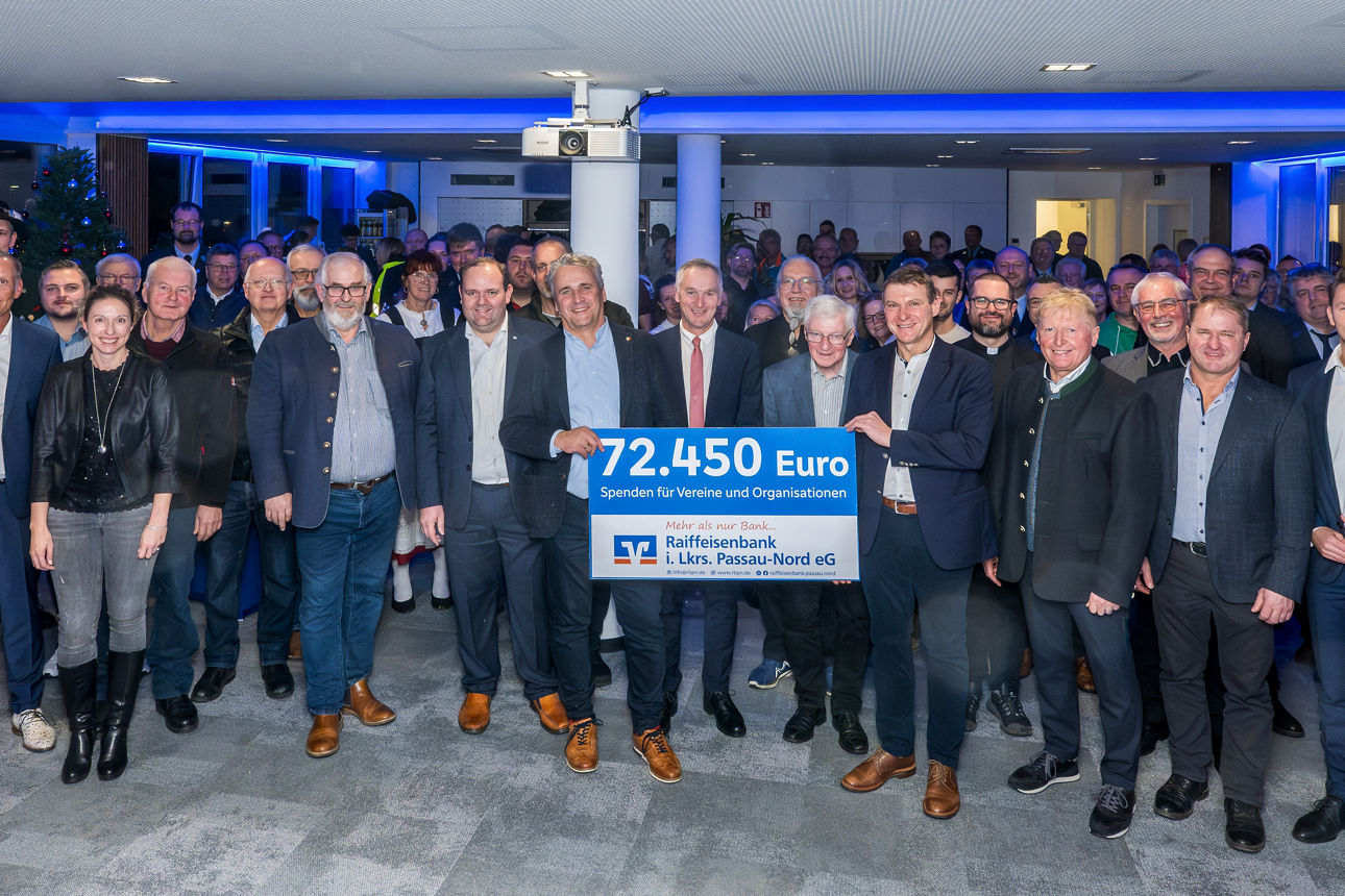 Ein Gruppenfoto mit dem Scheck über 72.450 Euro. 
