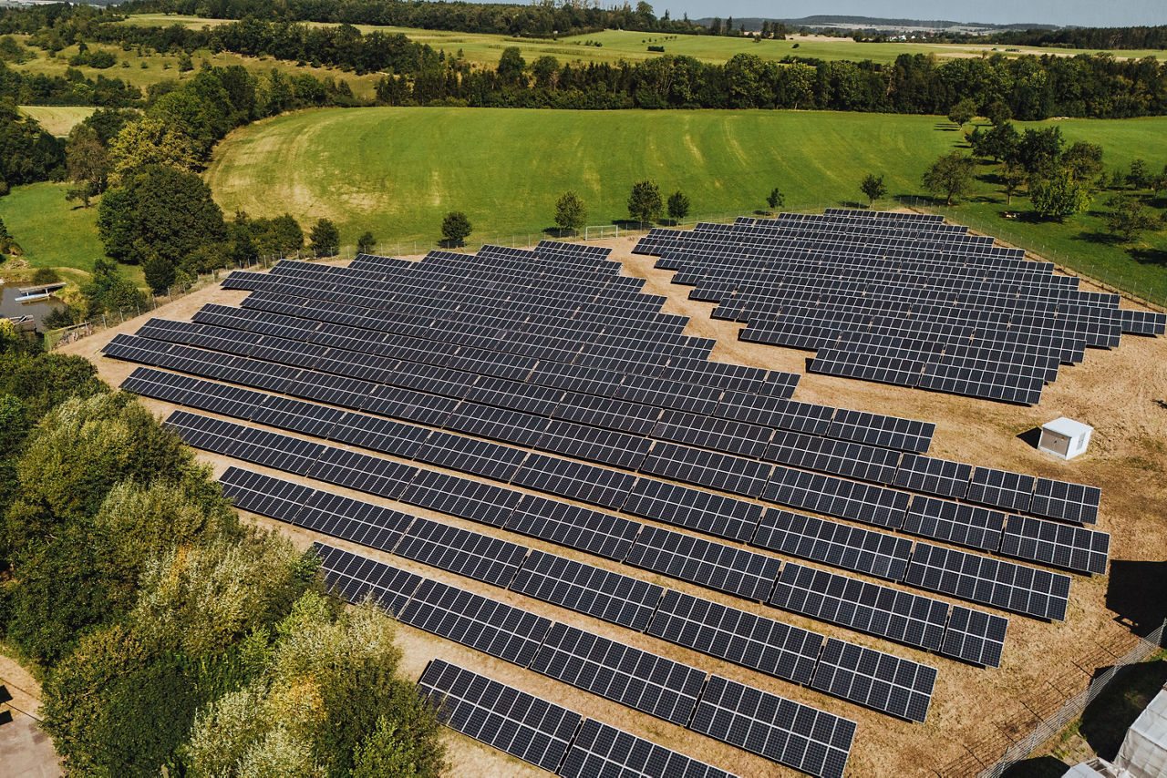 Luftaunahme Photovoltaik-Anlage der Volksbank Nordschwarzwald bei Balingen, Copyright: MG-Films | Max Günter