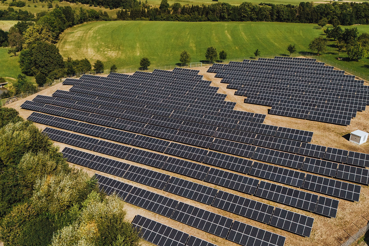 Luftaunahme Photovoltaik-Anlage der Volksbank Nordschwarzwald bei Balingen, Copyright: MG-Films | Max Günter
