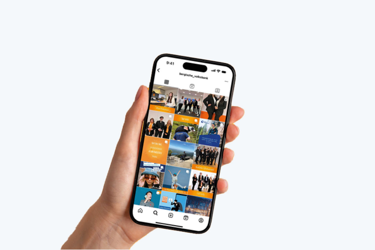 Handy in der Hand mit Instagram Kanal