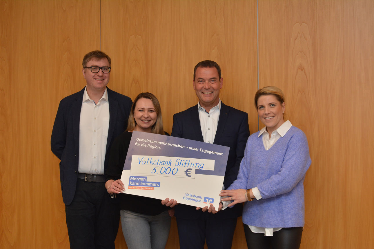 Stiftungsvorstand Oliver Becher bei der Spendenübergabe