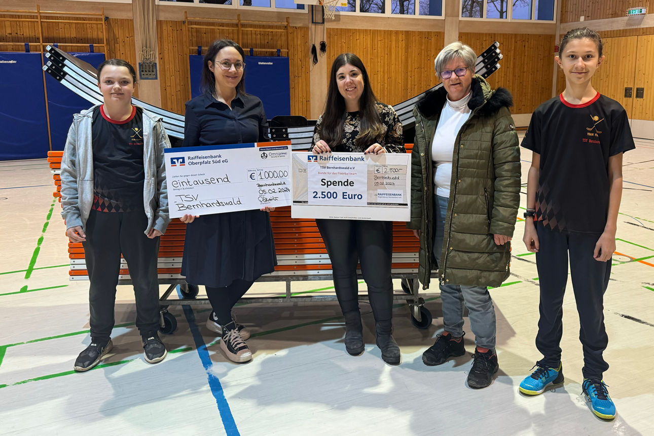 2.500 Euro für das Floorballteam des TSV Bernhardswald e.V.
