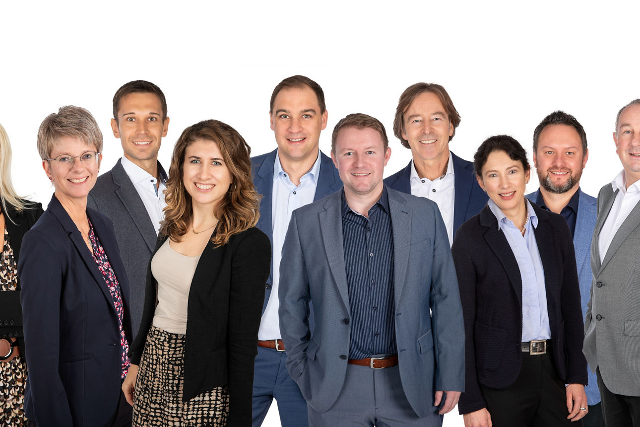 Gruppenfoto des RVD-Teams, bestehend aus elf lächelnden Personen (fünf Frauen und sechs Männer) in Anzügen und Business-Kleidung, vor einem weißen Hintergrund.