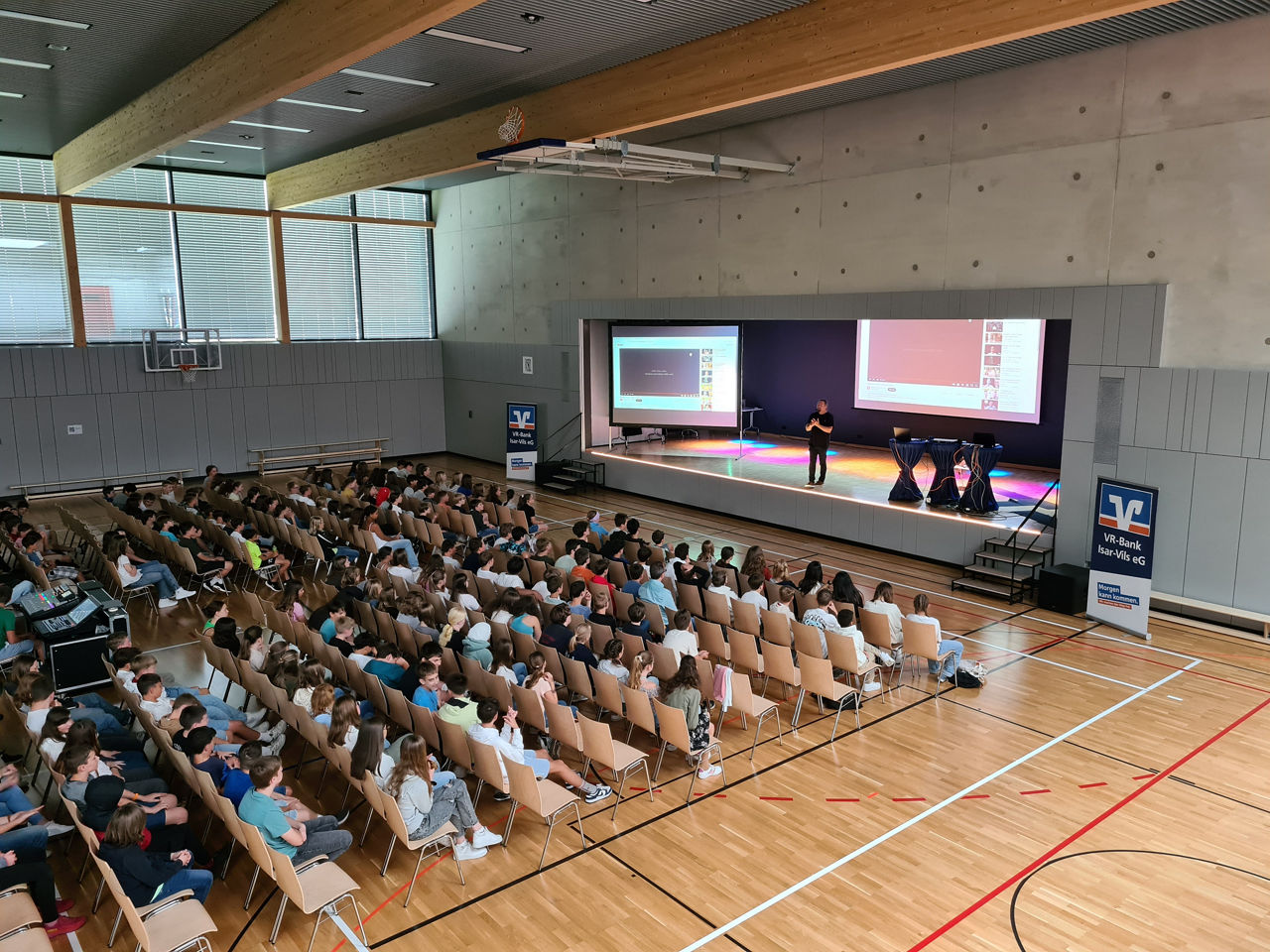 Der Schülervortrag in der Doppelturnhalle.