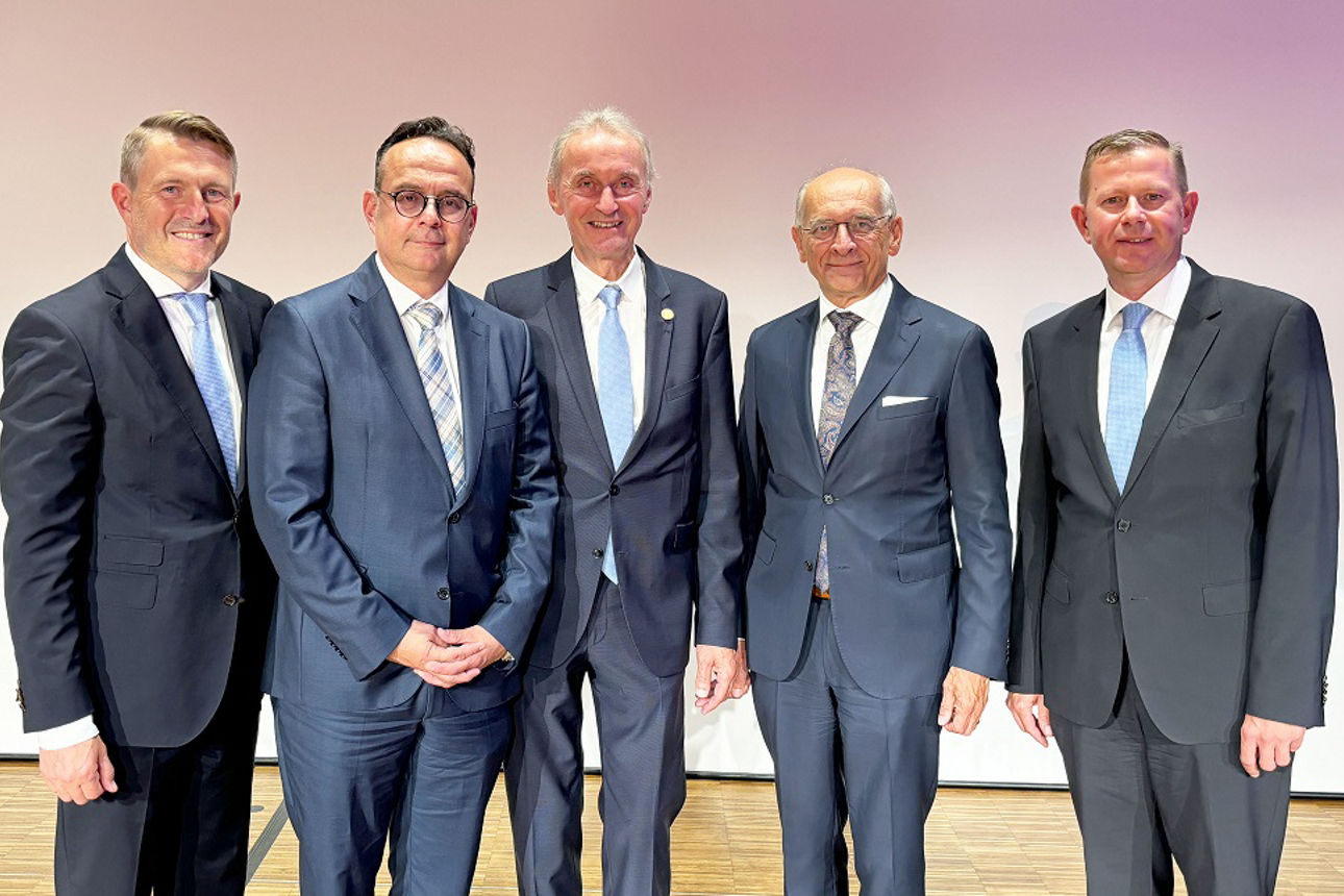 Vorstand, Aufsichtsrat der Raiffeisenbank mit Gästen