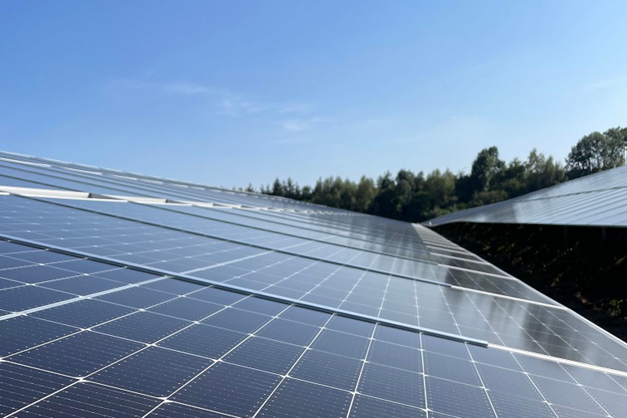 Photovoltaik-Module auf dem Firmengelände