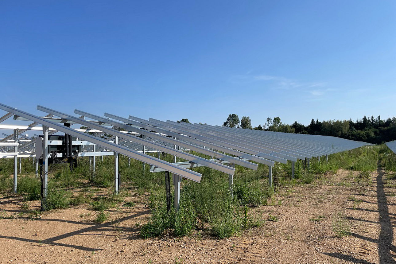 Photovoltaik-Module auf dem Firmengelände