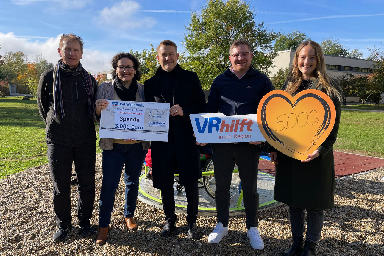 Raiffeisenbank und GV Bayern spenden 8.000 Euro an PRM-Zentrum
